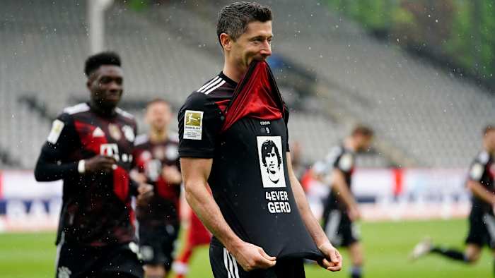 Bayern Munich star Robert Lewandowski honors Gerd Muller